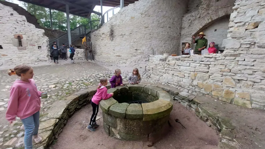 3. B  na hradě Vízmburk.